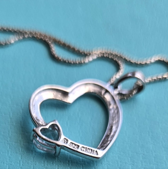 Elegant 925 Silver Heart Pendant Necklace - Picture 3 of 3